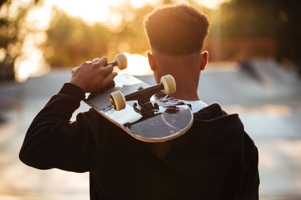 Jongen met skateboard