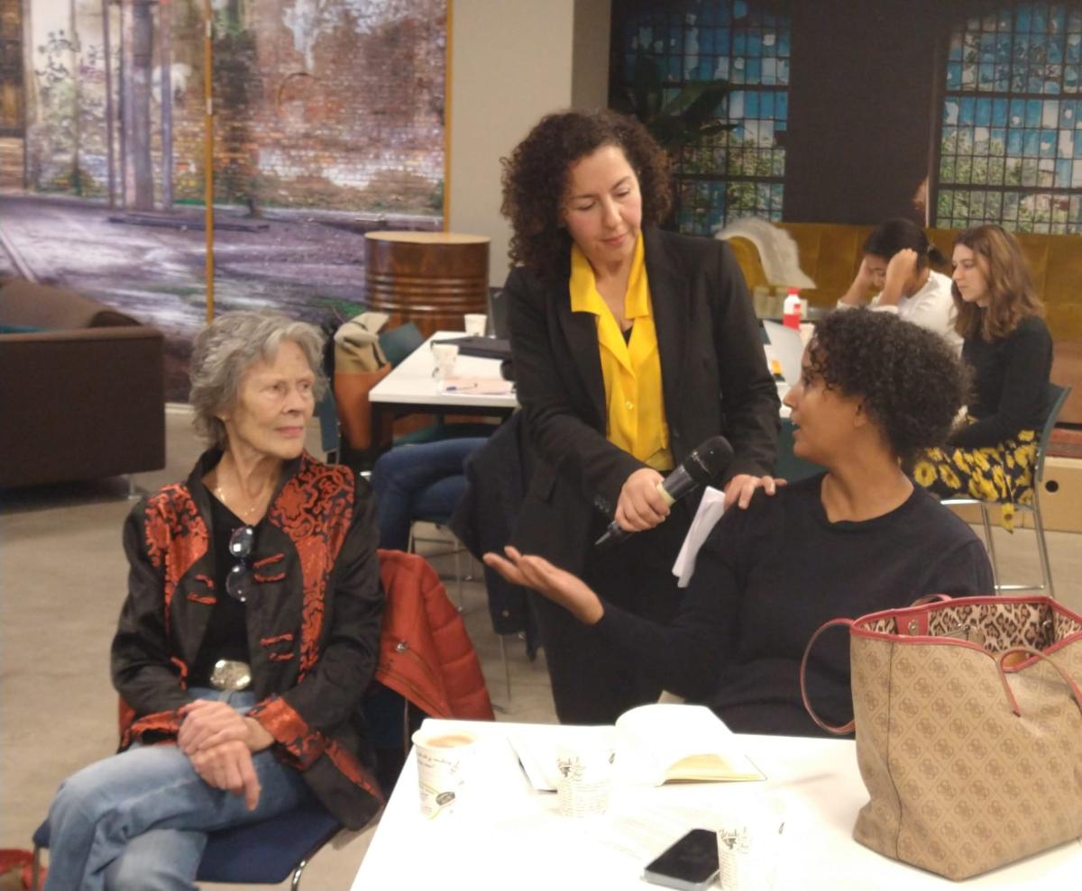 Naïma Azough in gesprek met deelnemers tijdens de PEV bijeenkomst